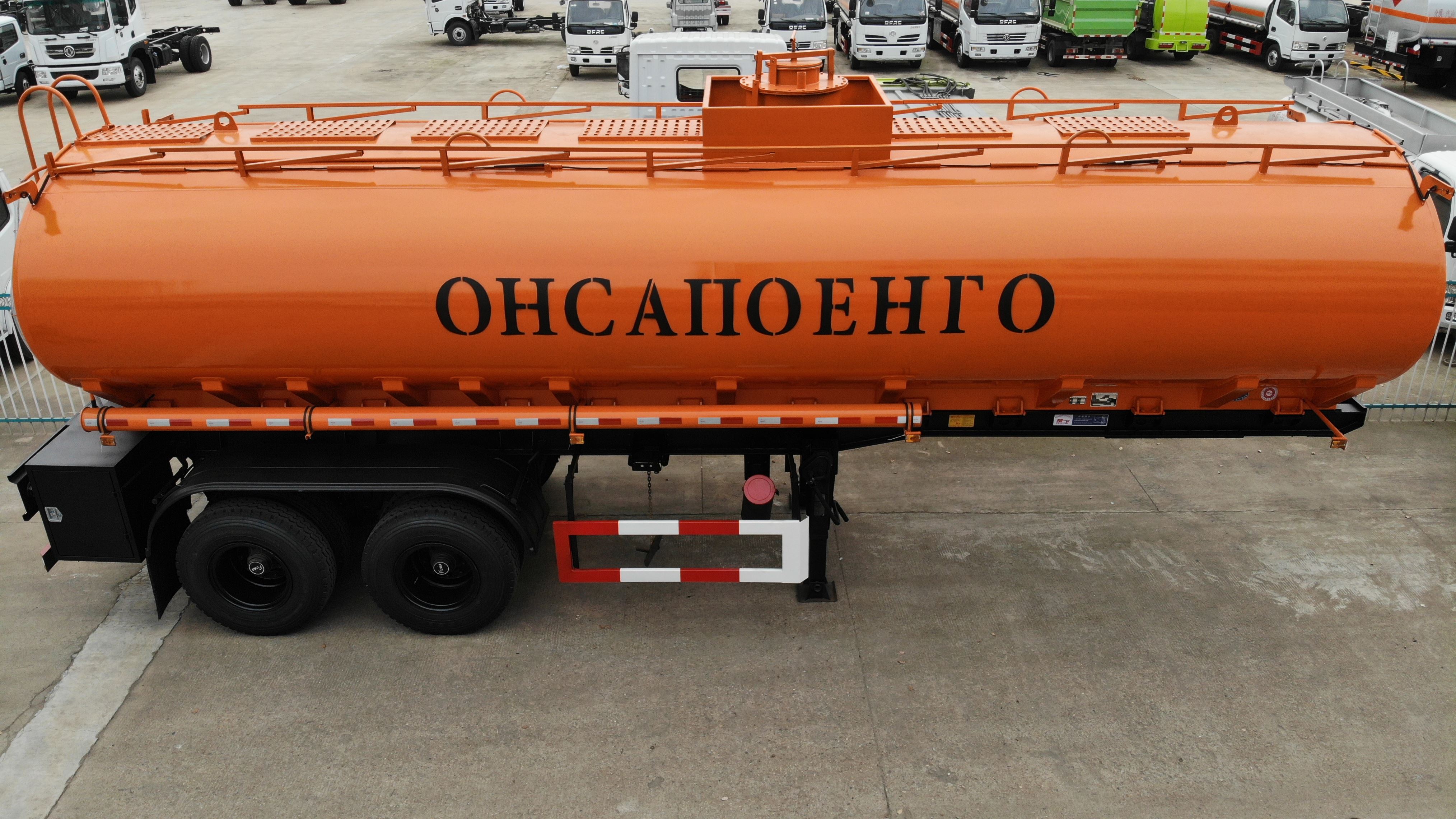 10臺(tái)外貿(mào)出口運(yùn)油半掛車(chē)，10臺(tái)?；饭捃?chē)發(fā)車(chē)交付客戶(hù)